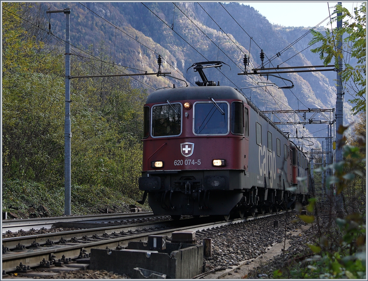 The SBB Re 620 074-5 an Re 4/4 II by Varzo.
27.10.2017