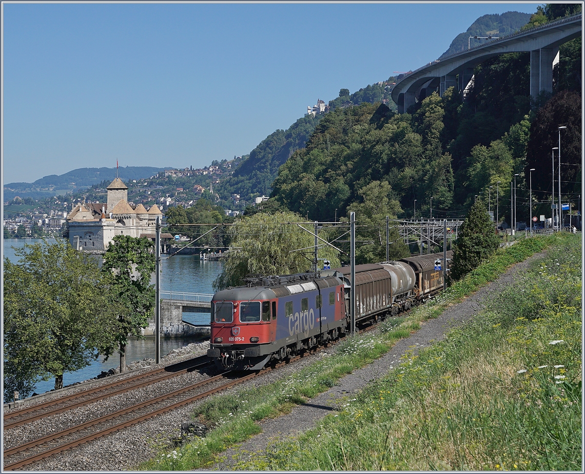 The SBB Re 620 075-2 with a Cargo Train near Villeneuve.
27.07.2018