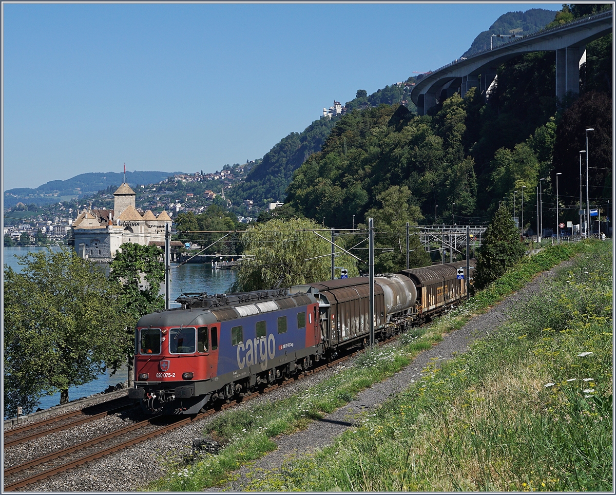 The SBB Re 620 075-2 with a Cargo train by Villeneuve with the Castle of Chillon in the background. 

27.07.2018