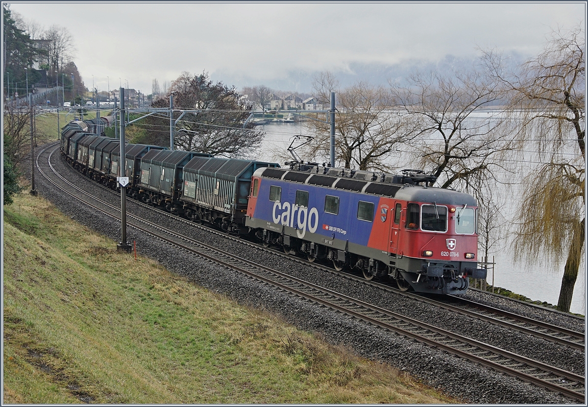 The SBB Re 620 078-6 with the  Novelis  Cargo Service from Sierre to Göttingen by Villeneuve.
18.01.2019