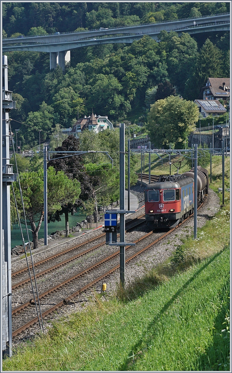 The SBB Re 620 087-7 with a Cargo train by Villeneuve.
02.08.2017
