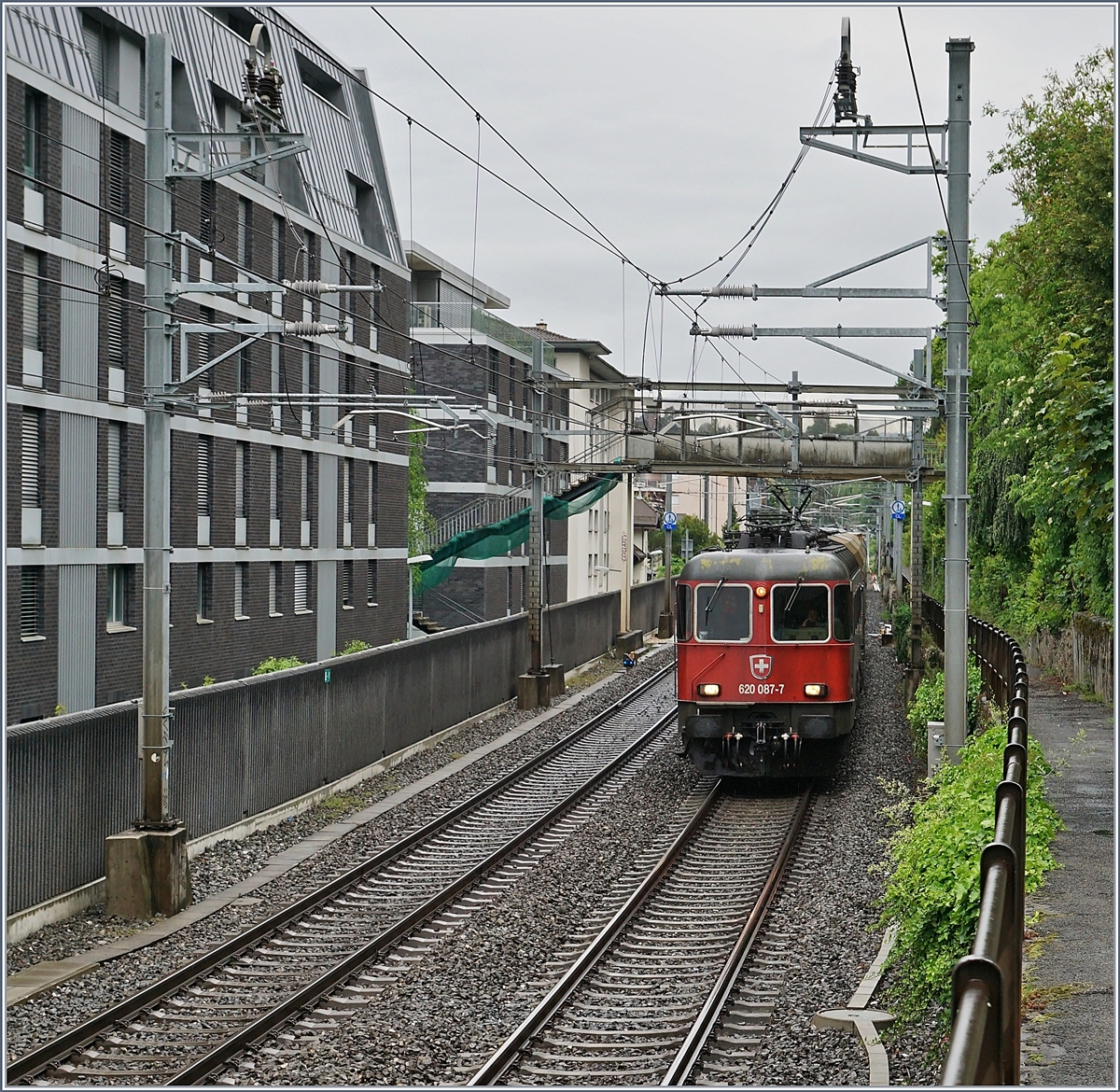 The SBB Re 620 087-7 wiht a Cargo train by Montreux.

05.05.2020
