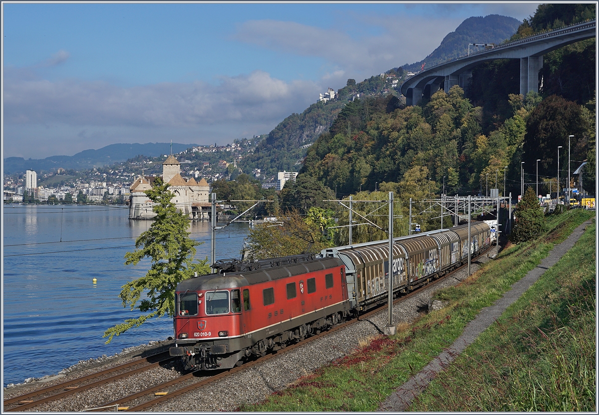 The SBB Re 6/6 11610 (Re 620 010-9)  Spreitenbach  with a Cargo Train by Villeneuve with the Castle of Chillon in the background.

08.10.2018