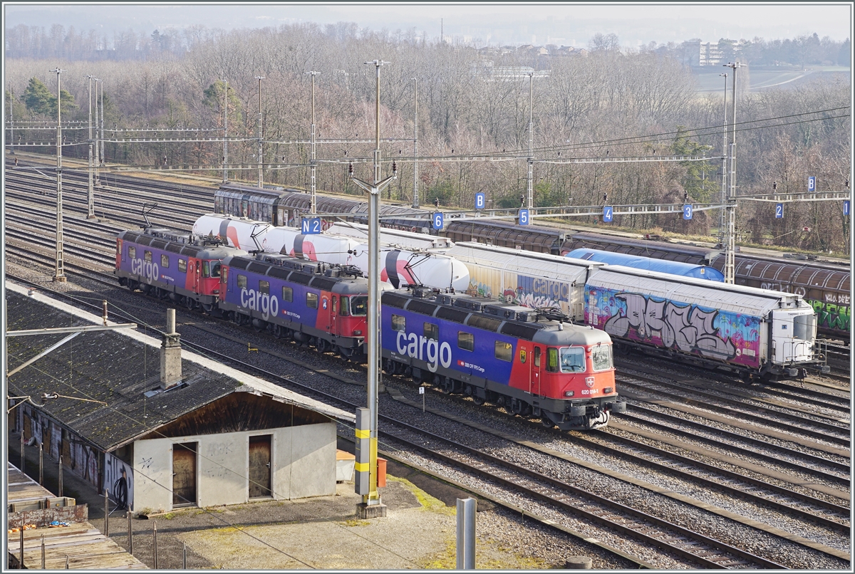 The SBB Re 6/6 11614 (Re 620 014-1)  Meilen, Re 6/6 11671 (Re 620 071-1)  Othmarsingen  and the Re 6/6 11662 (Re 620 062-9)  Reuchenette-Péry  are waiting his next service in the Lausanne Triage Station.

04.02.2022