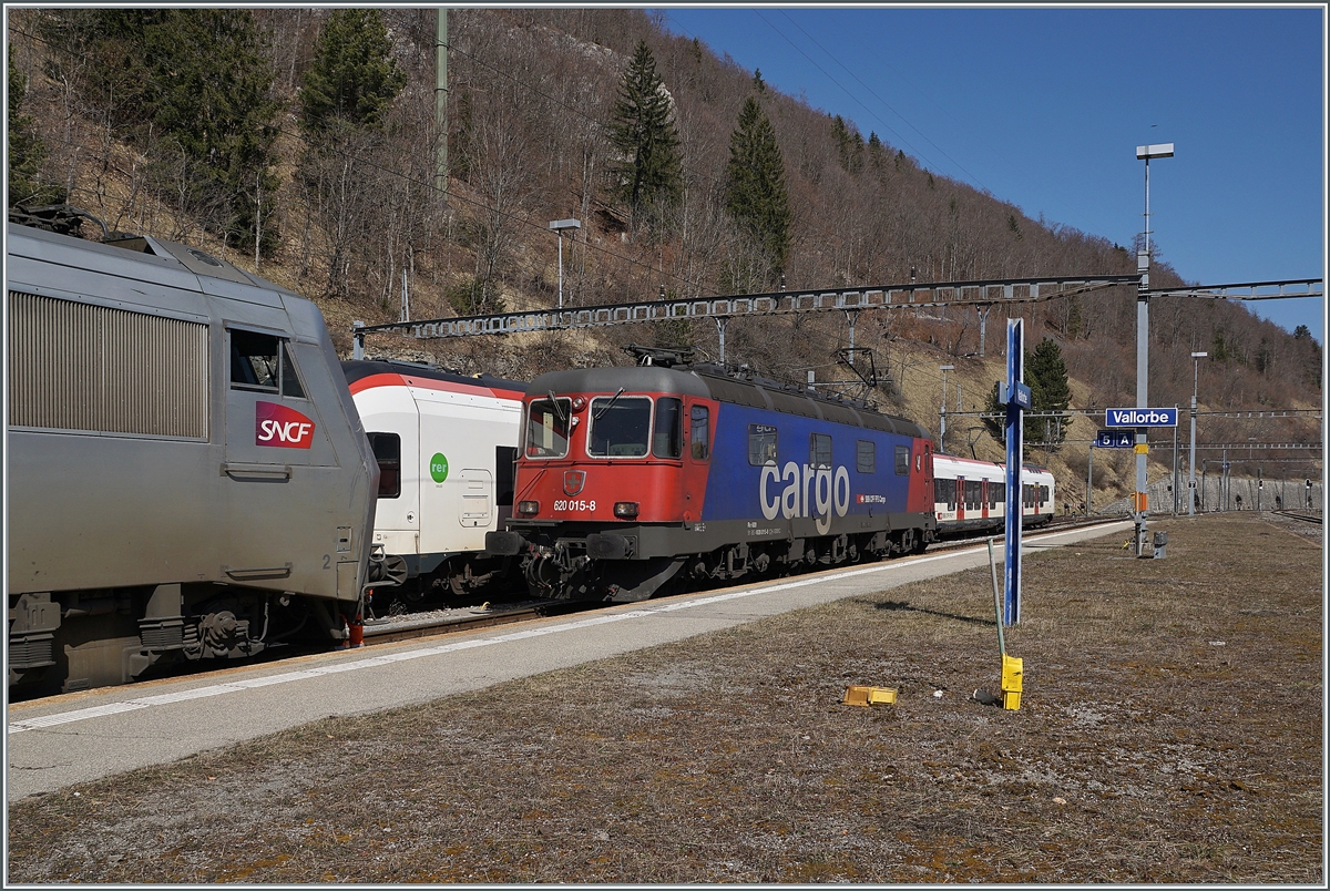 The SBB Re 6/6 11615 (Re 620 015-8) Kloten is approching the SNCF BB 26061 in Vallorbe. 

24.03.2022