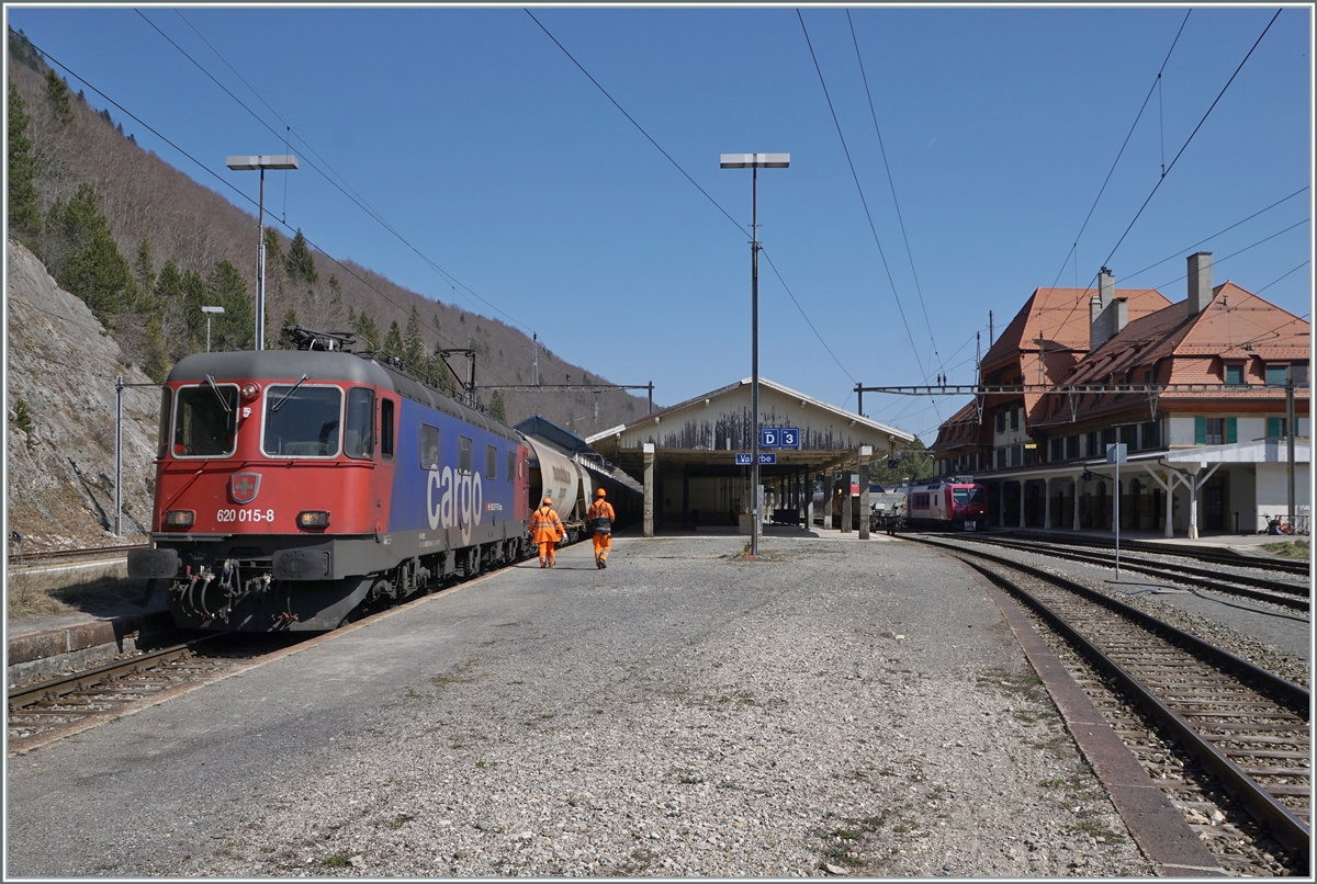 The SBB Re 6/6 11615 (Re 620 015-8) Kloten with his Carog Train is arring at the Vallorbe Station. 

24.03.2022