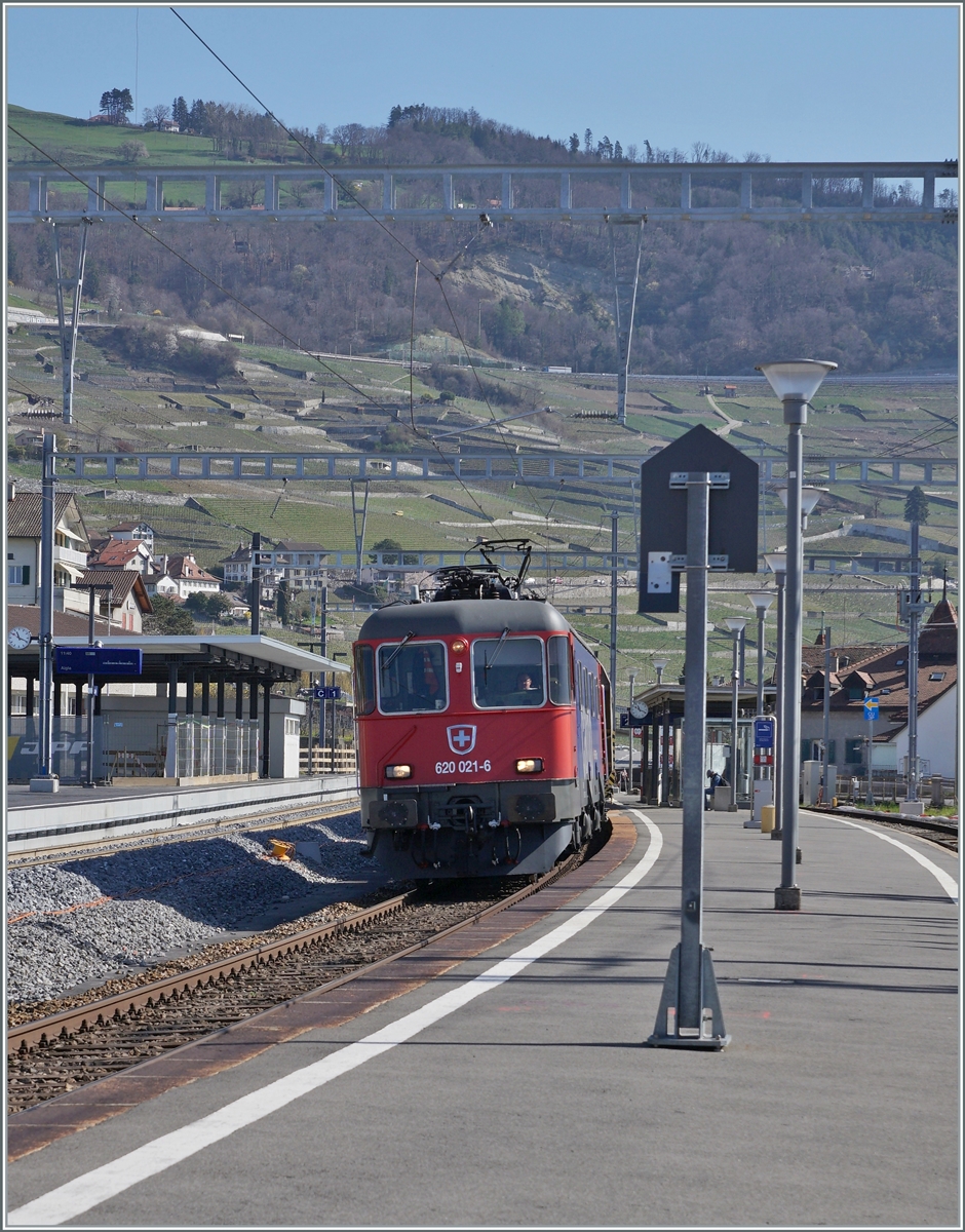 The SBB Re 6/6 11621 (Re 620 021-6)  Taverne Toricella  in Cully.

01.04.2021