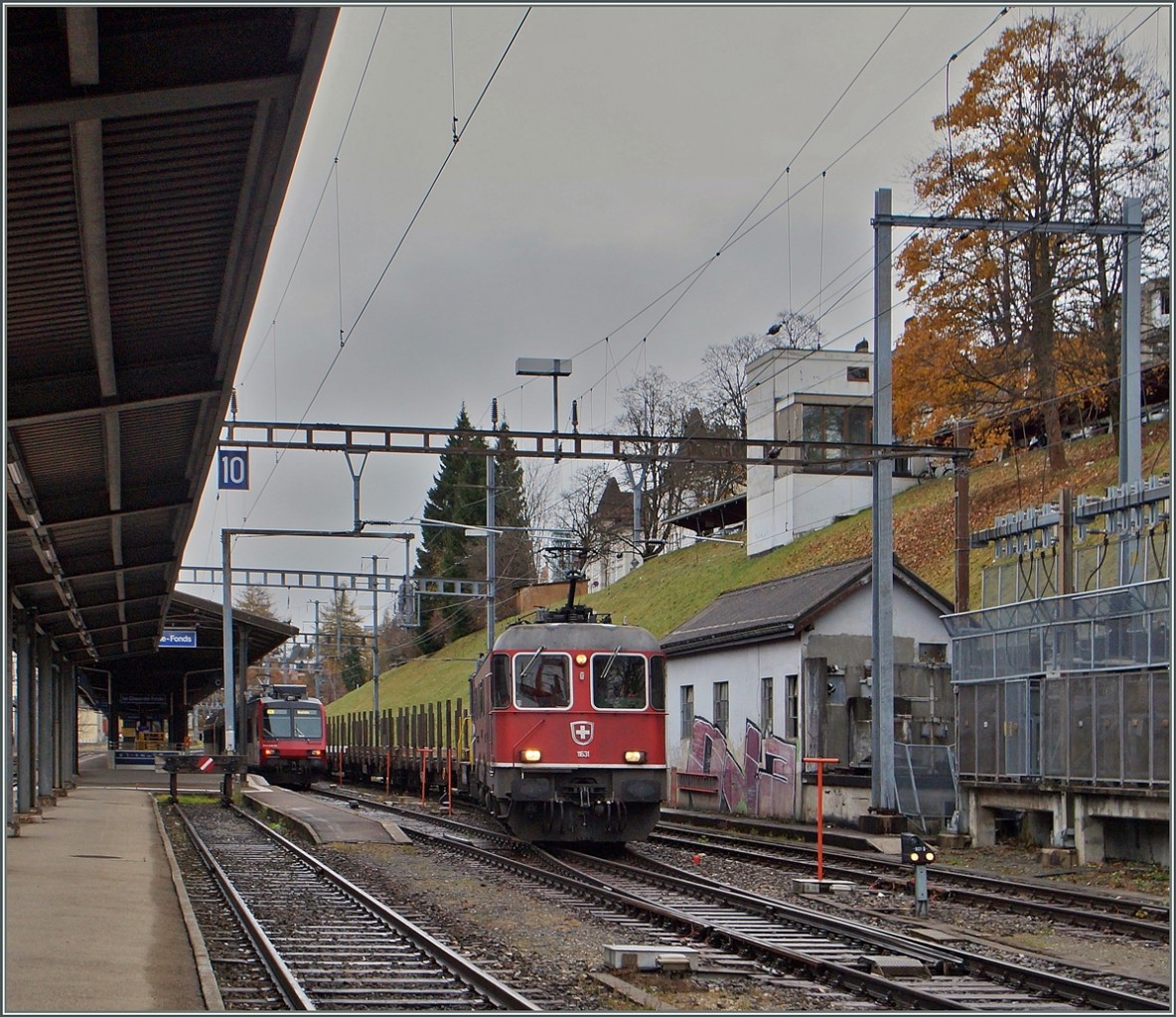 The SBB Re 6/6 11631 is leaving La Chaux de Fond in the direction of Le Locle. 
7.11.2014