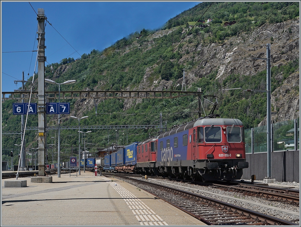 The SBB Re 6/6 11632 (Re 620 032-3)  Däniken  and a Re 4/4 are arriving wiht Cargo Service in Brig.

25.06.2022