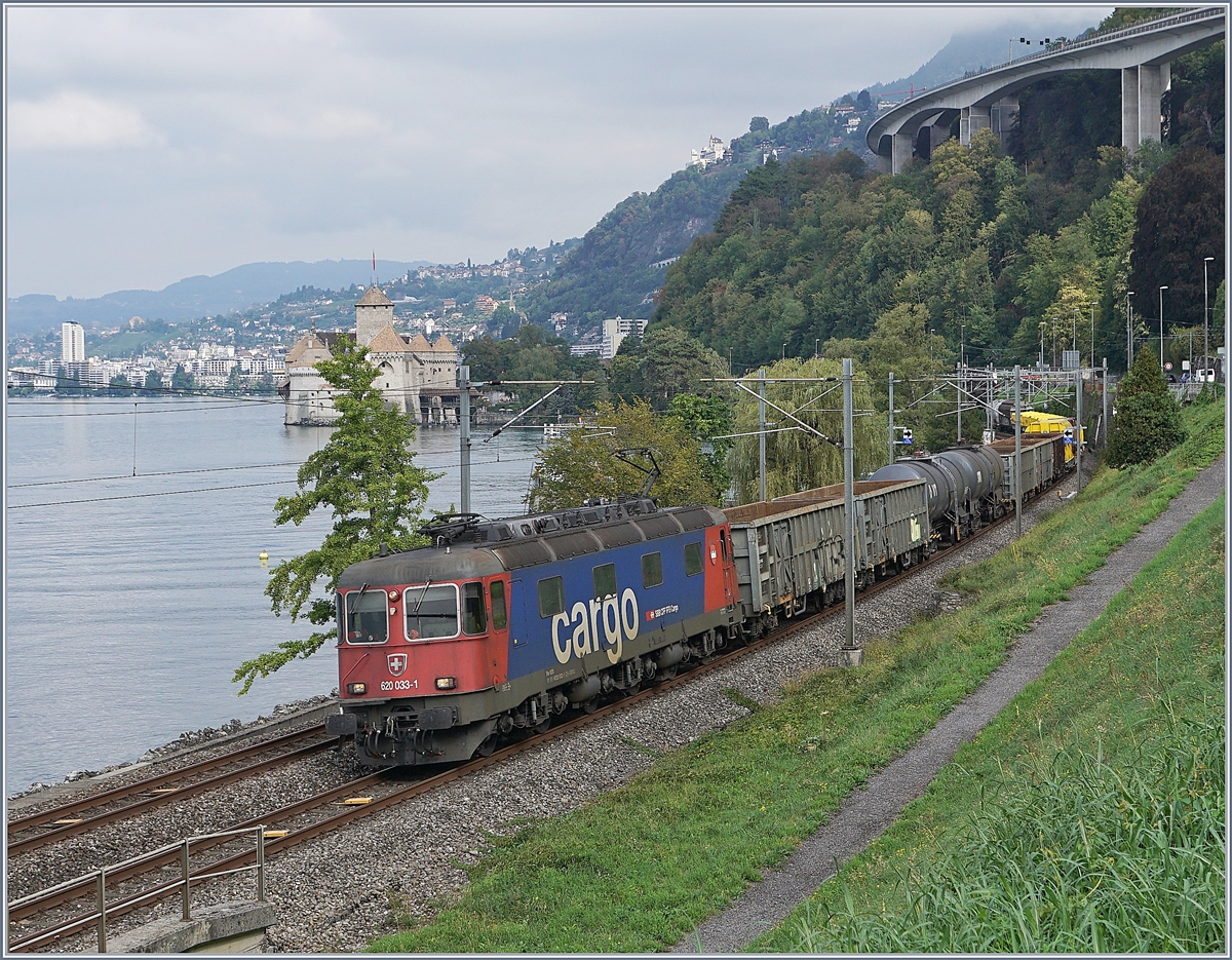 The SBB Re 6/6 11633 (Re 620 033-1)  Muri AG  with Cargo Service by Villeneuve. In the background the Castle of Chillon. 

03.09.2018