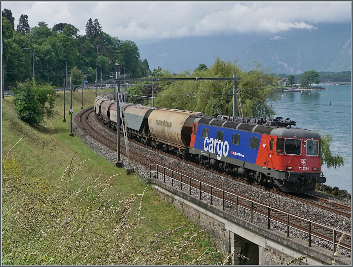 The SBB Re 6/6 11633 (Re 620 033-1)  Muri AG  with a Cargo train near Villeneuve.

08.06.2021