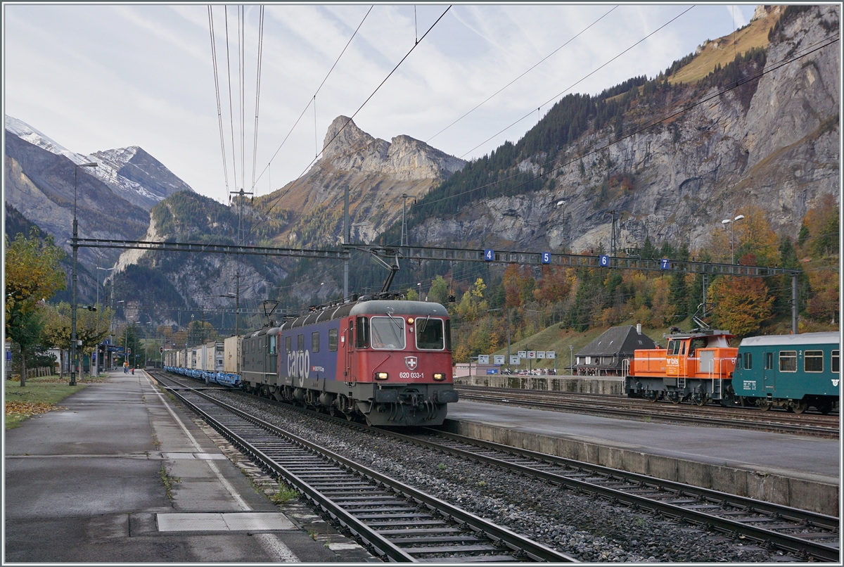 The SBB Re 6/6 11633 (Re 620 033-1)  Muri  and the Re4/4 II 11335 wiht a Cargo Train in Kandersteg. 

11.10.2022  