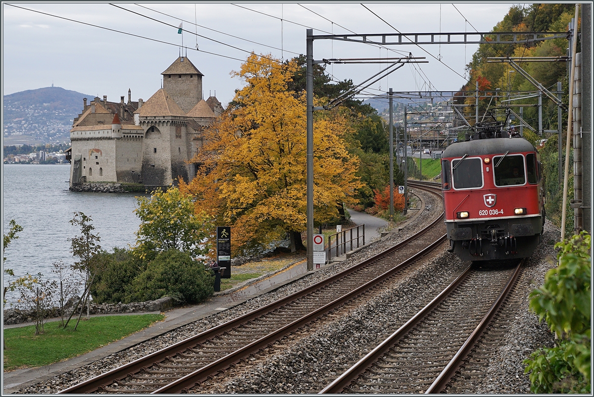 The SBB Re 6/6 11636 (Re 620 036-4) by the Castel of Chillon. 

21.10.2020