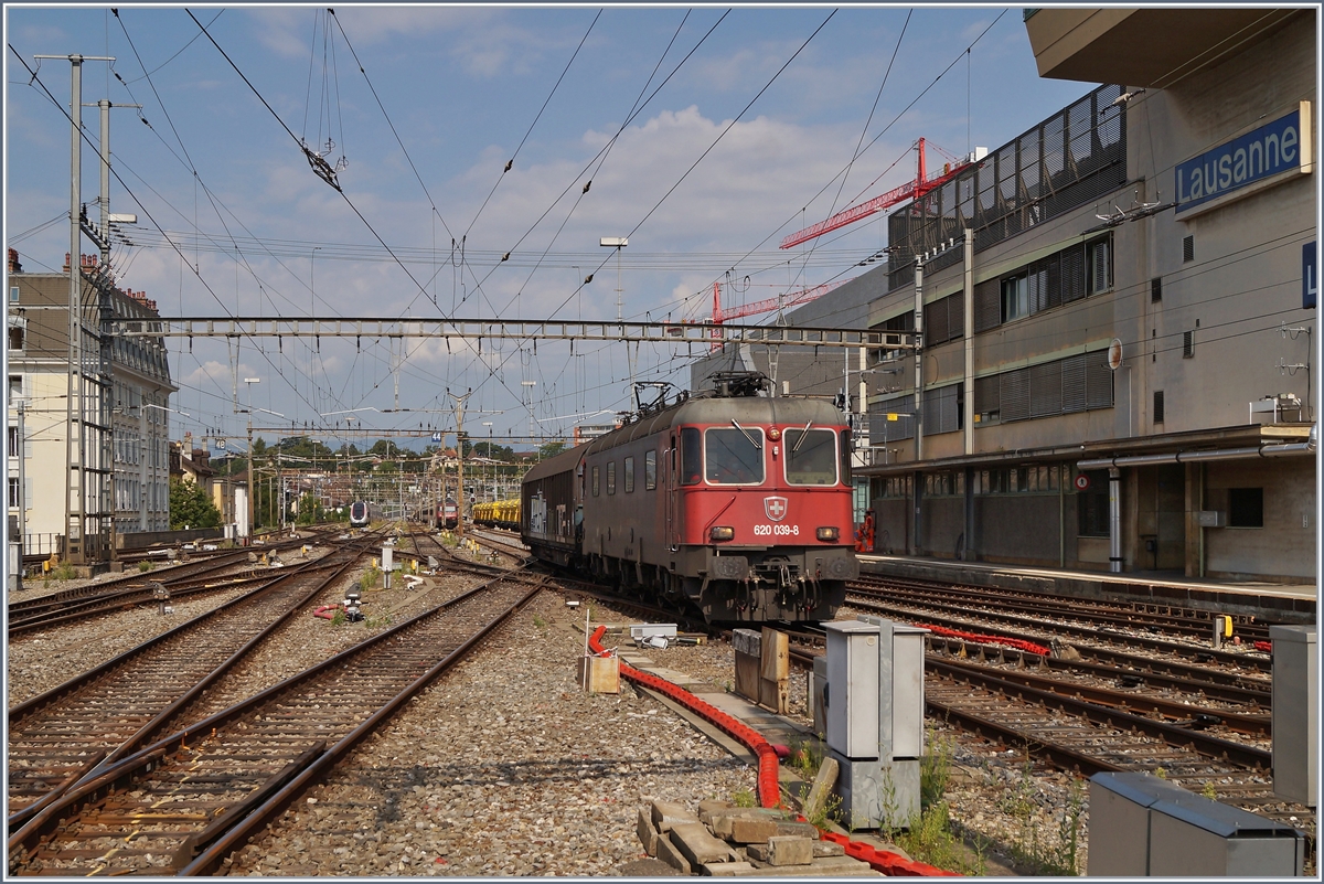 The SBB Re 6/6 11639 (Re 620 039-8)  Murten  with a Cargo train on the way to Villeneuve in Lausanne. 

21.07.2020