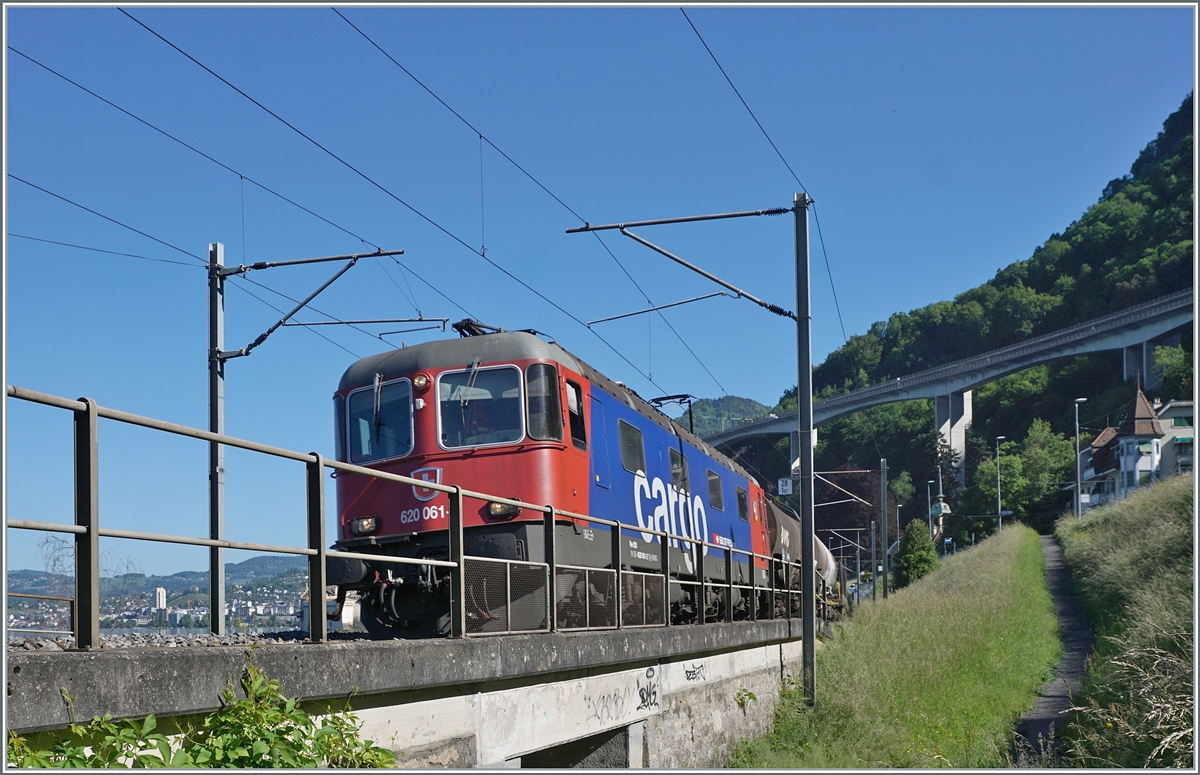 The SBB Re 6/6 11661 (Re 620 061-2)  Gampel-Steg  with a Crgo train near Villeneuve. 

14.05.2025