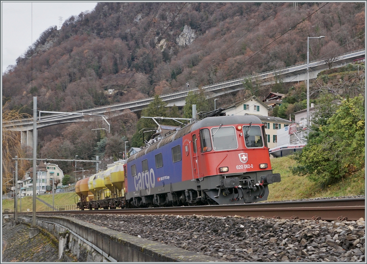 The SBB Re 6/6 11662 (Re 620 062-0)  Reuchenette Péry  with a short Cargo Train by Villeneuve. 

23.12.2020