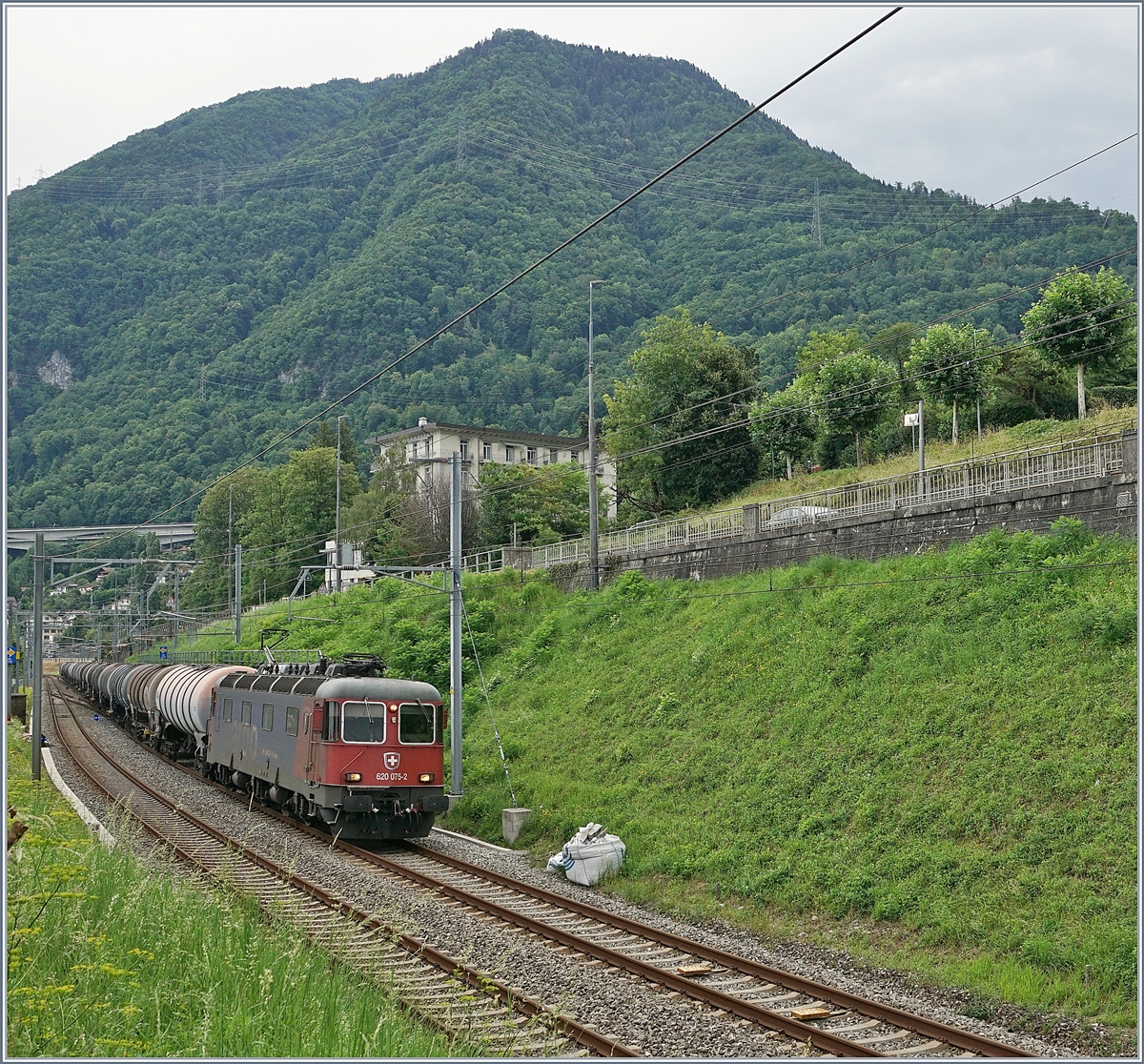 The SBB Re 6/6 11675 (Re 620 075-2)  Gelterkinden  with a Cargo Train by Villeneuve. 

24.07.2020