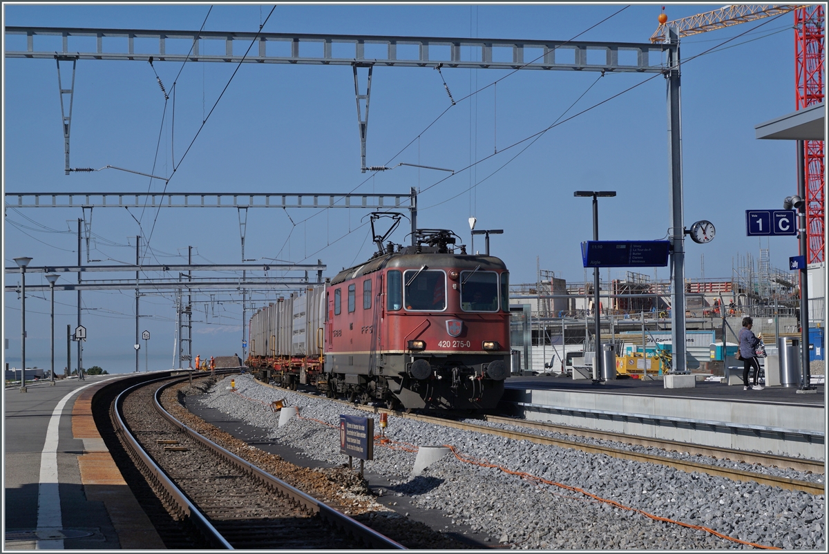 The SBB Re4/4 II 11275 (Re 420 275-0 ) with a Cargo Train in Cully.

01.04.2021