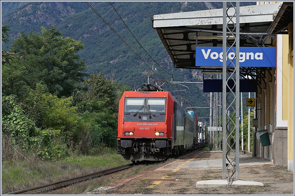 The SBB Re484 003 with a RoLa in Vogogna.
18.09.2017