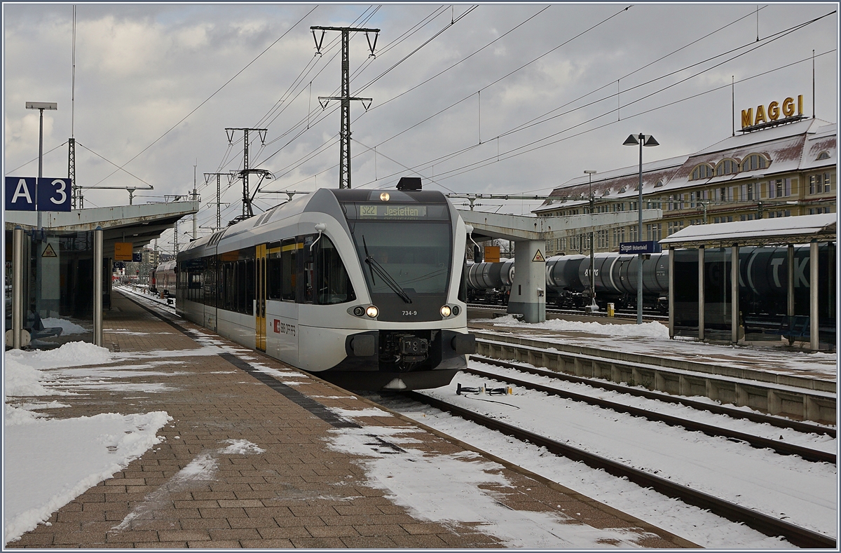 The SBB Thurbo GTW RABe 526 734-9 leaves Singen (Htw) as S22 to Jestetten. The following day, the services of the Singen - Schaffhausen regional trains were transferred to the DB, a change that did not last long. Thurbo has been running the RB trains again since December 2022.


Dec 9, 2017