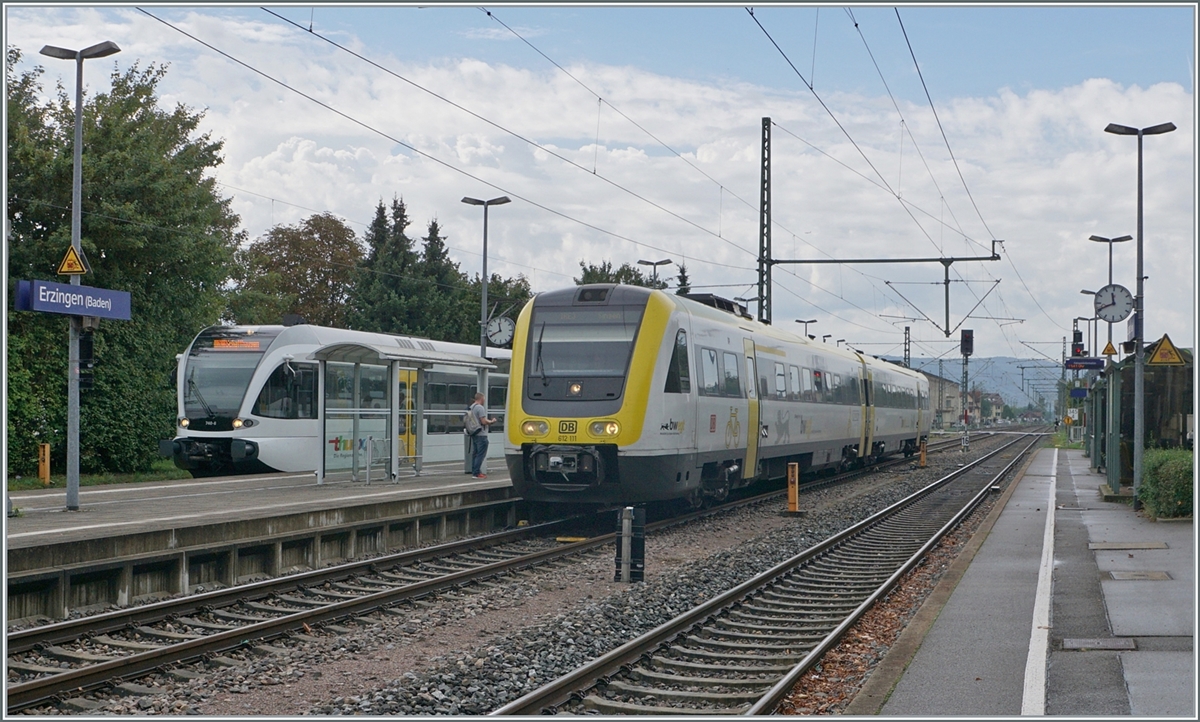 The SBB Thurbo RABe 526 735-6 on the way to Schaffhausen and the DB 612 111 on the way to Singen (IRE 3) in Erzingen (Baden). 

06.09.2022