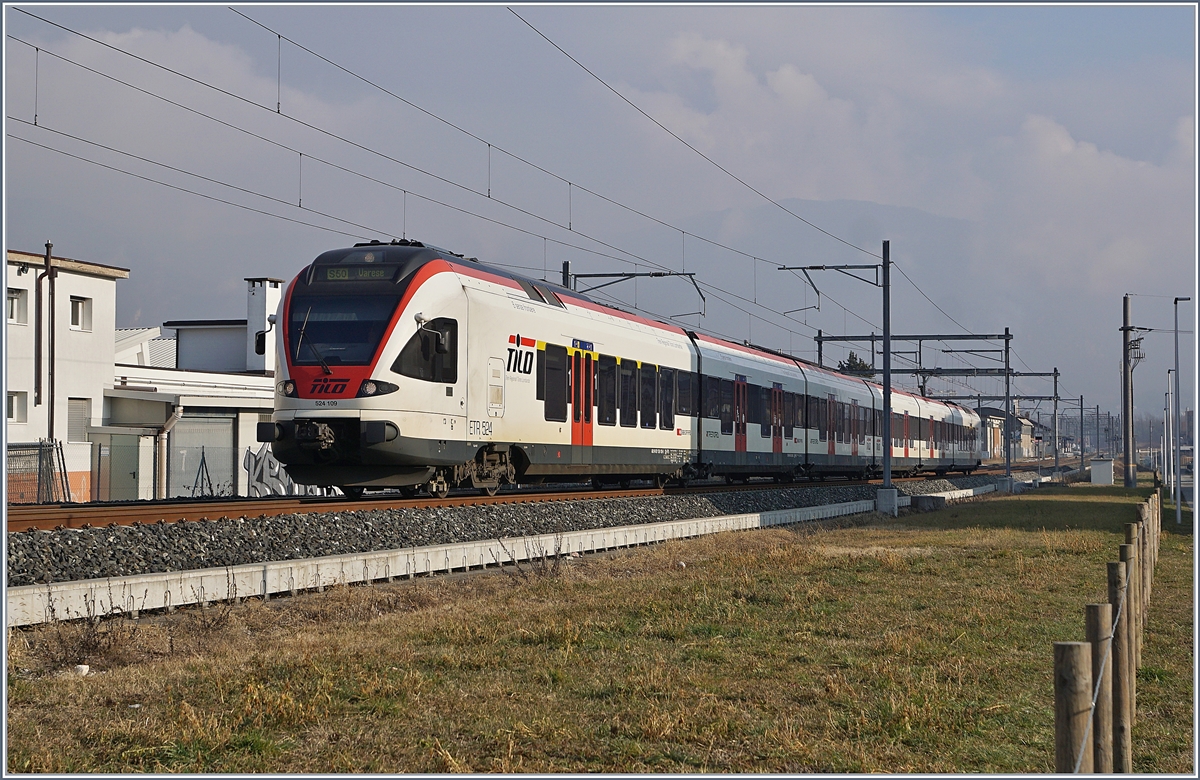 The SBB TILO Flirt RABe 524 109 is leaving Stabio on the way to Varese.
16.01.2018