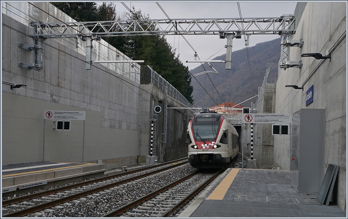 The SBB TILO RABe 524 115 on the way from Varese to Bellinzona is arriving at Arcisate.
16.01.2018