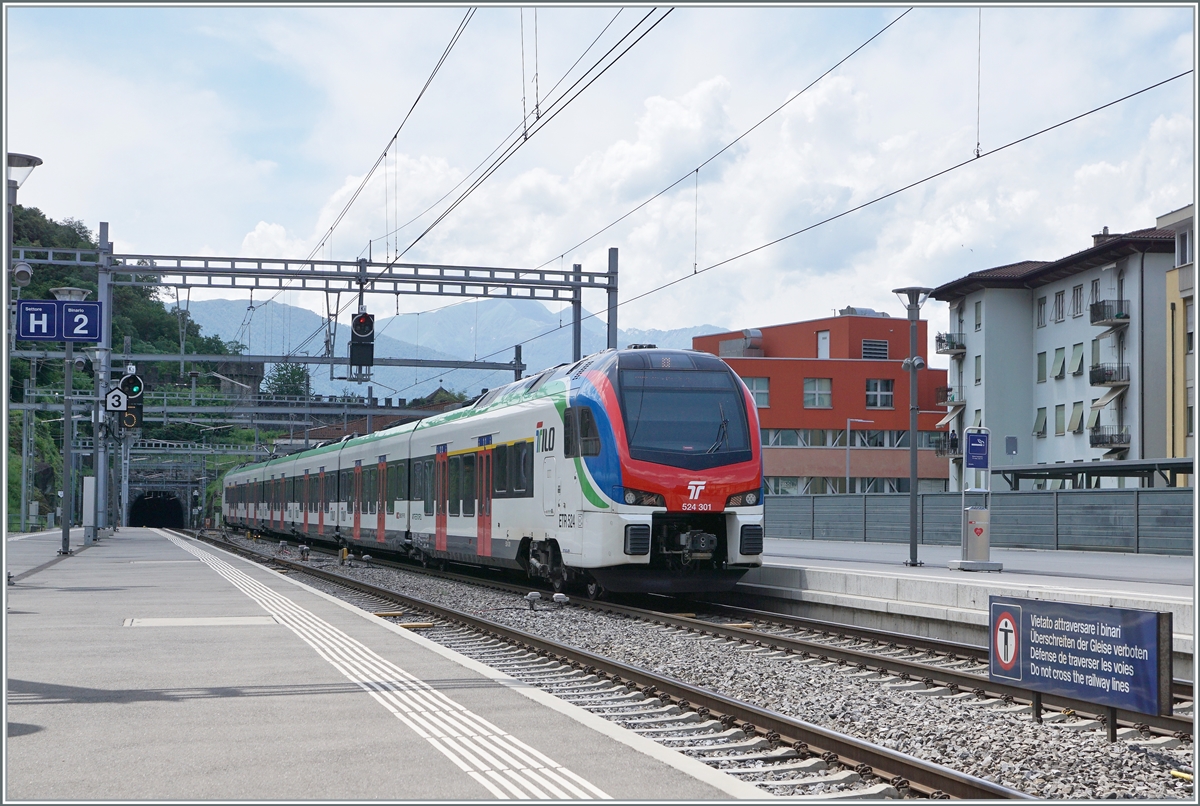 The SBB TILO RABe 524 301 is arriving at Bellinzona.

23.06.2021