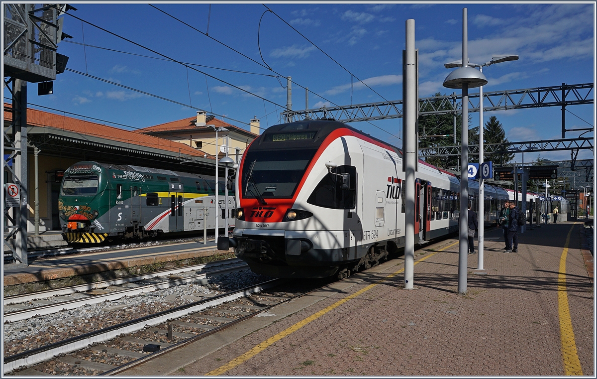 The SBB TIOL RABe 524 007 to Malpensa by his stop in Varesse. 

25.09.2019