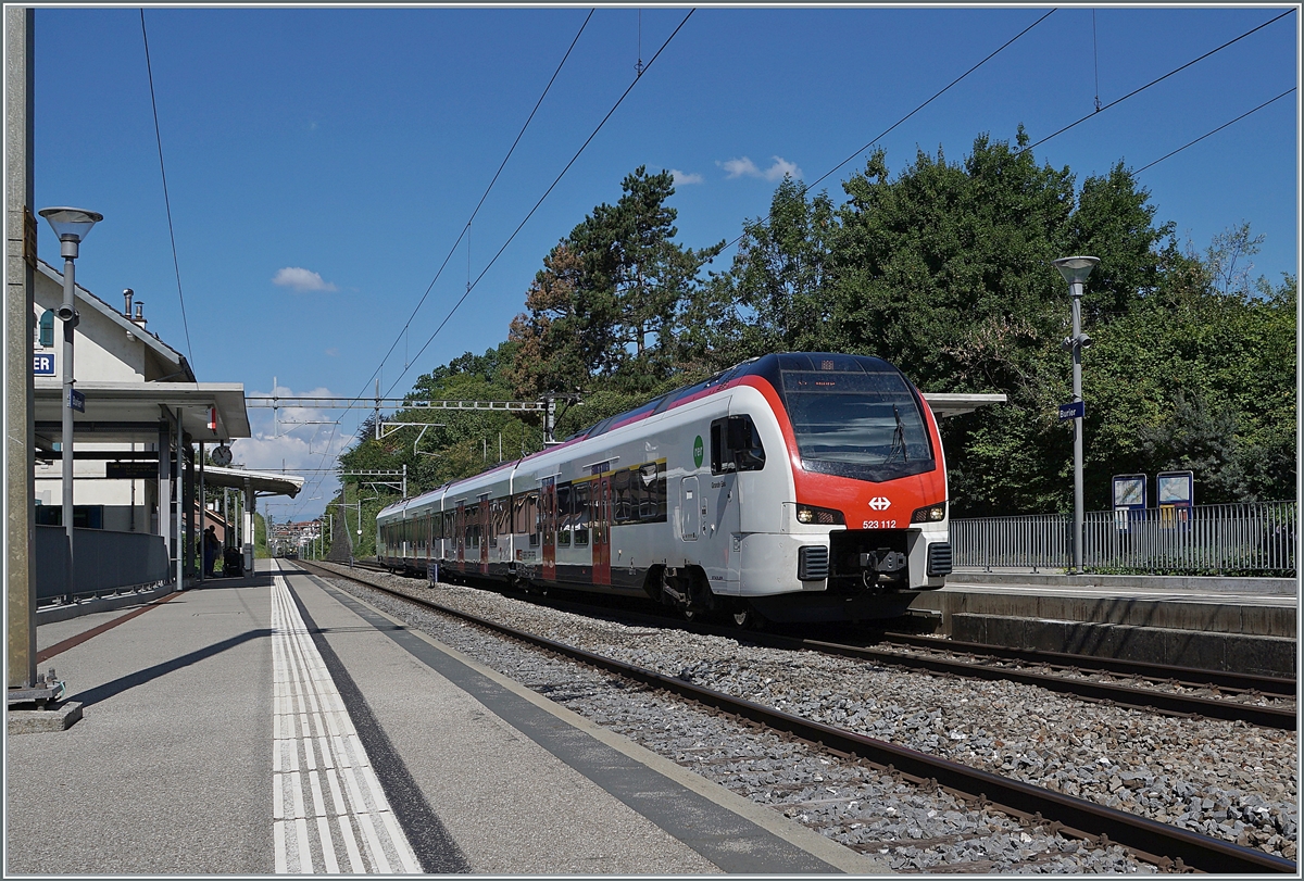 The SBB /TRAVYS RABe 523 112 on the way to Aigle by his stop in Burier.

30.07.2022