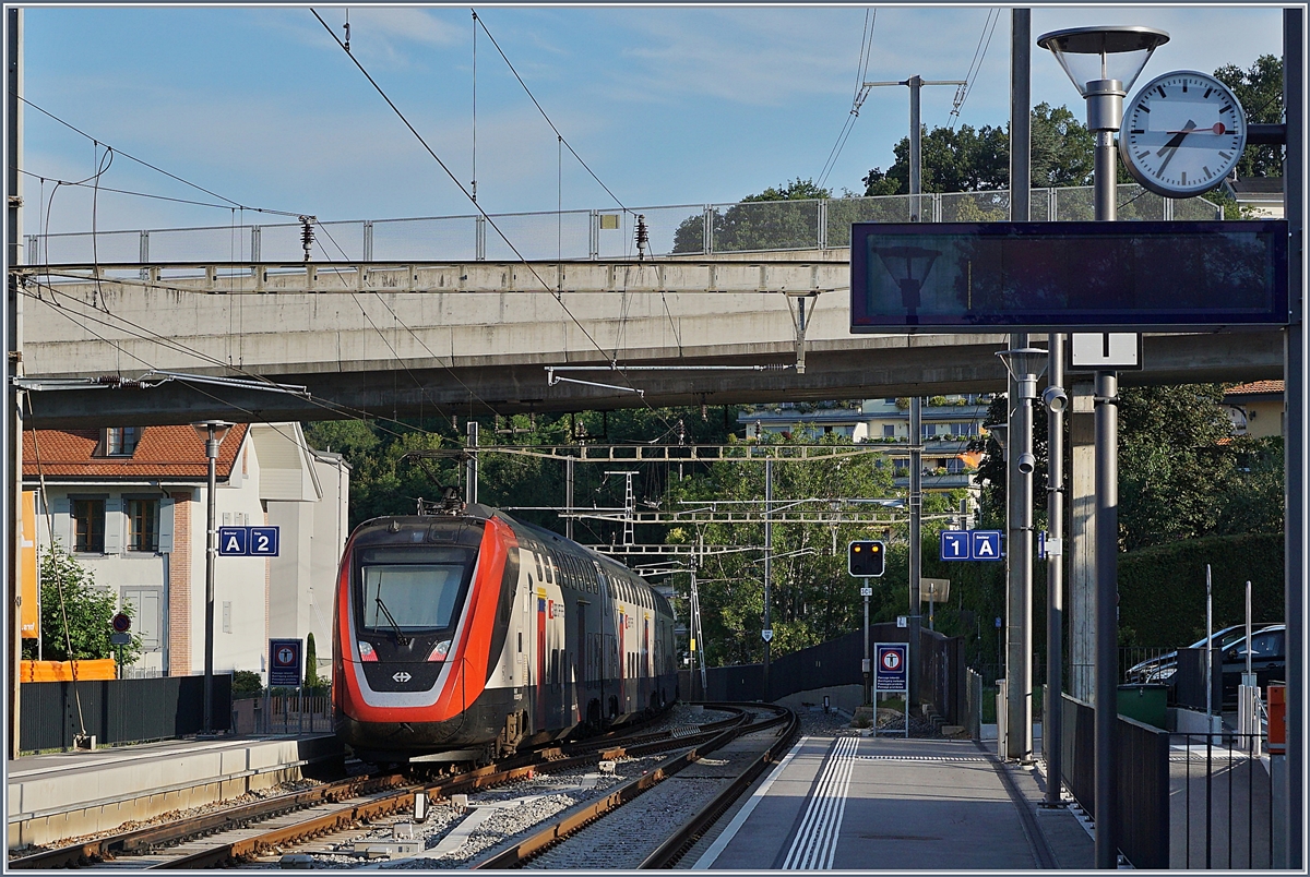 The SBB  Twindexx  RABe 502 212-9 and RABDe 502 010-3 (Ville de Genève) on the way Geneva Airport in La Coversion.

14.07.2020