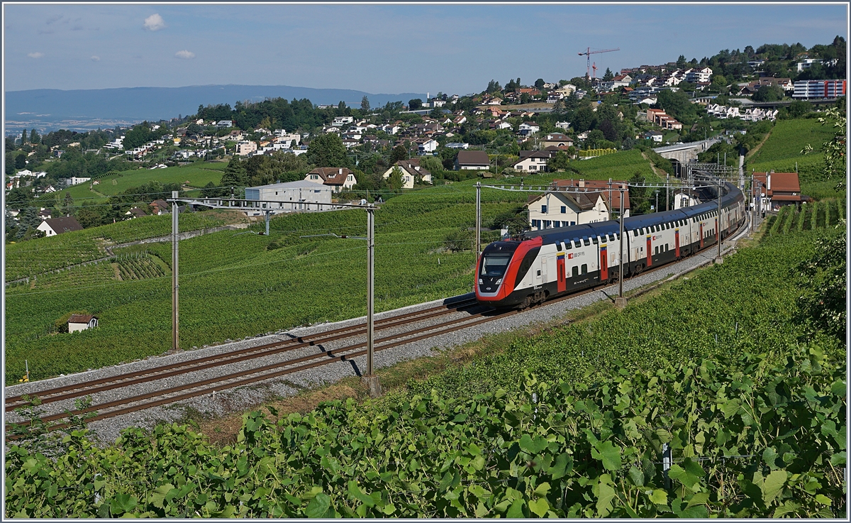 The SBB  Twindexx  RABe 502 212-9 and RABDe 502 010-3 (Ville de Genève) on the way to St Gallen by Bossière on the IC 713 Service. 

14.07.2020 
