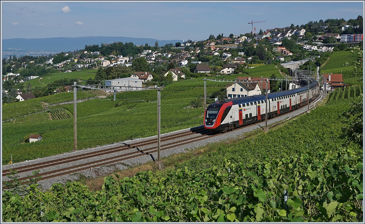 The SBB  Twindexx  RABe 502 212-9 and RABDe 502 010-3 (Ville de Genève) on the way to St Gallen by Bossière on the IC 713 Service. 

14.07.2020 
