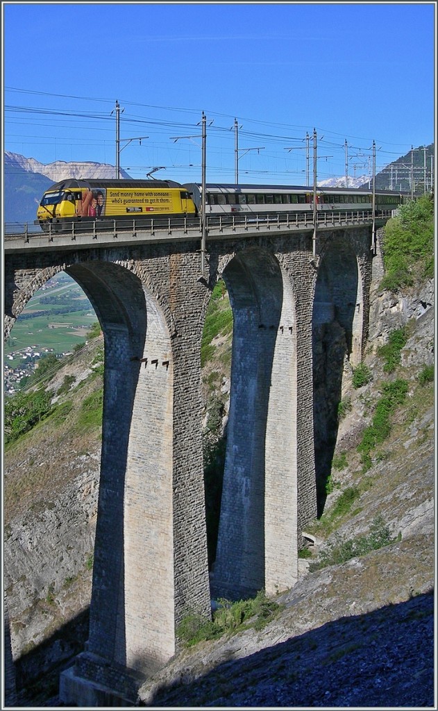 The SBB Westernunion Re 460 on the LUogelkinn Viaduct by Hohtenn.
10.05.2007