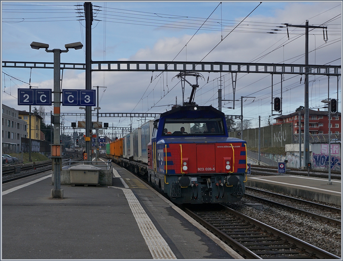 The SBBCargo Eem 923 028-5 with a Cargo train in Morges.
22.02.2017