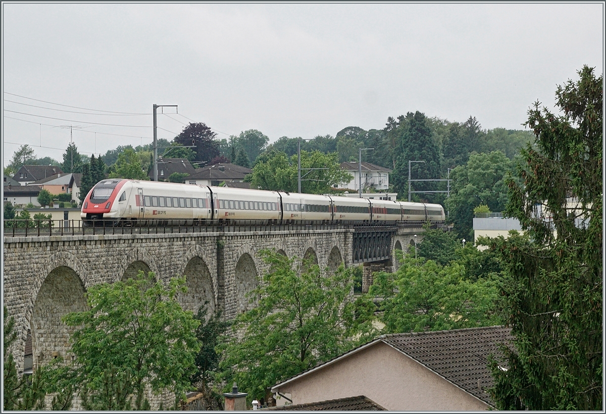 The SBBICN RABe 500 035  Niklaus Riggenbach  on the Mösli Viadukt in Grenchen. Tis train ist on the way from Basel SBB to Biel/Bienne. 

04.07.2021