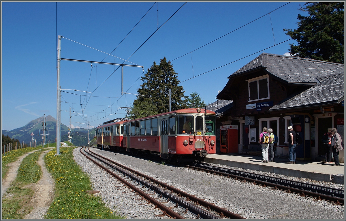 The SCE BDeh 2/4 74 and Bt 222 on the summit Station Les Pleiades. 
18.05.2015