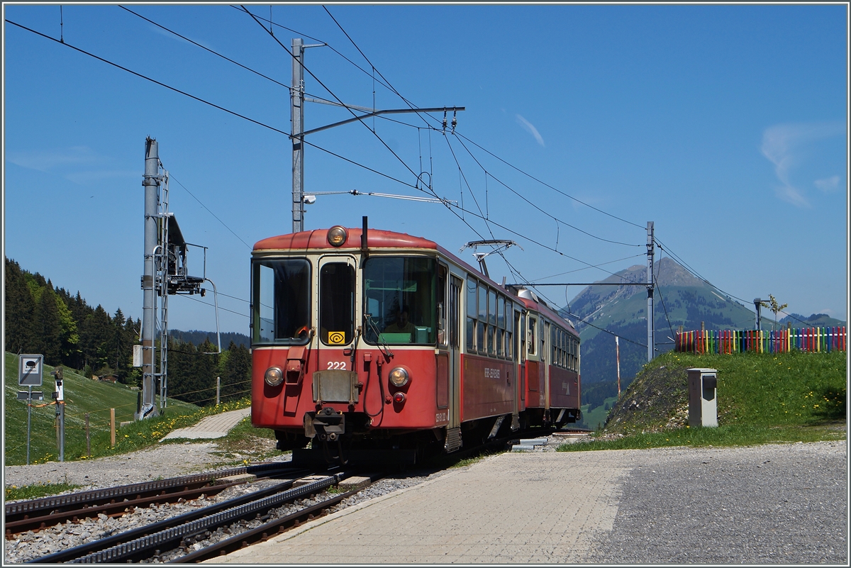 The SCE BDeh 2/4 74 and Bt 222 on the summit Station Les Pleiades. 
18.05.2015