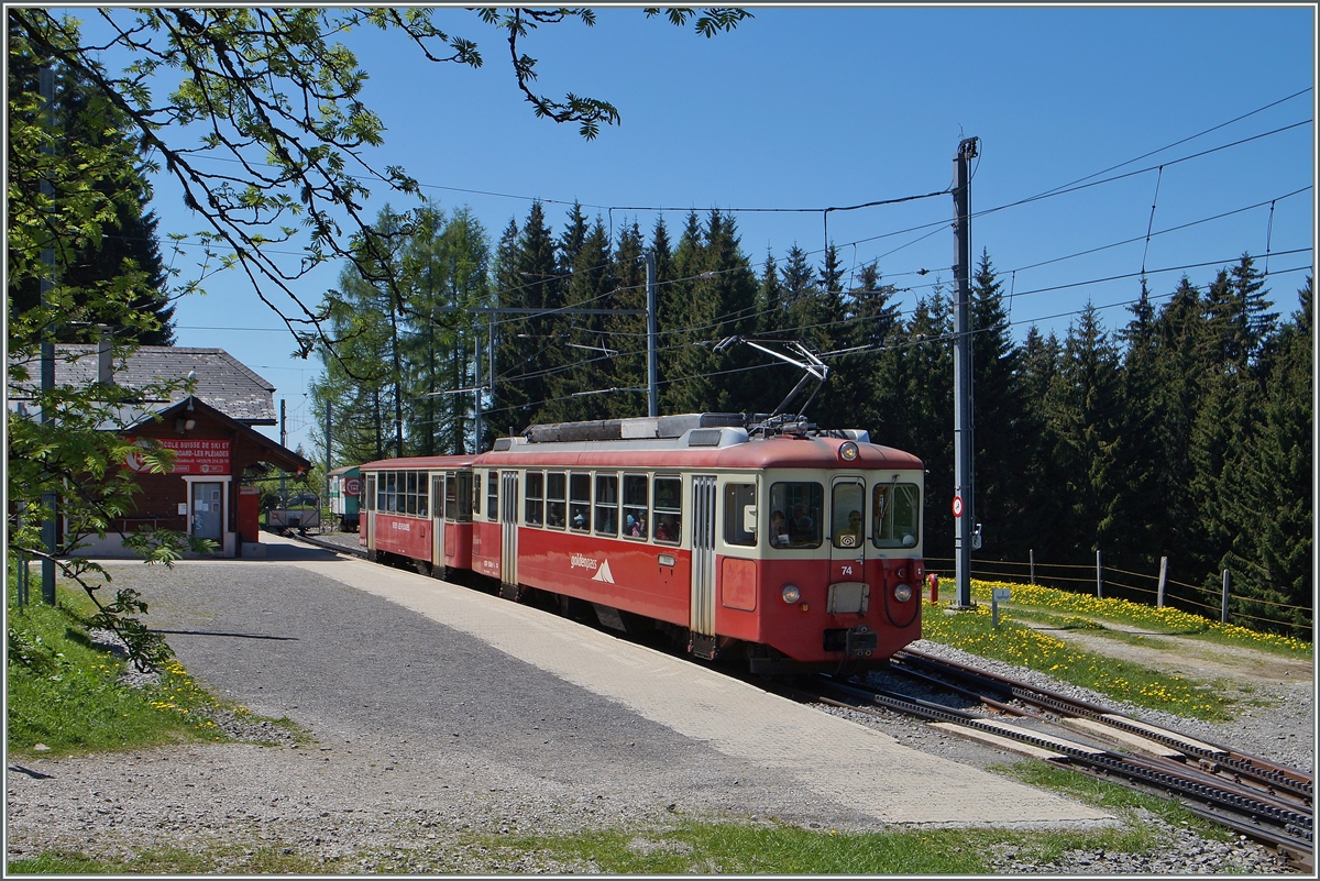 The SCE BDeh 2/4 74 and Bt 222 on the summit Station Les Pleiades. 
18.05.2015