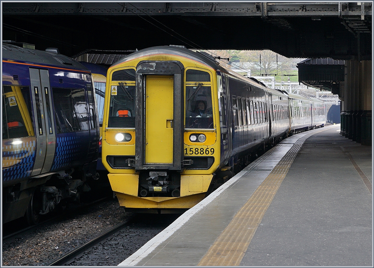 The Scotrail 158 869 and 732 are arring at Edinburg Waverley. 03.05.2017