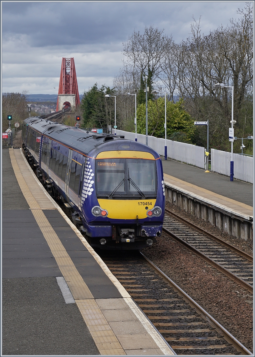 The Scotrail 170 454 in Dalmeny; in the background the Forth Bridge.
22.04.2018