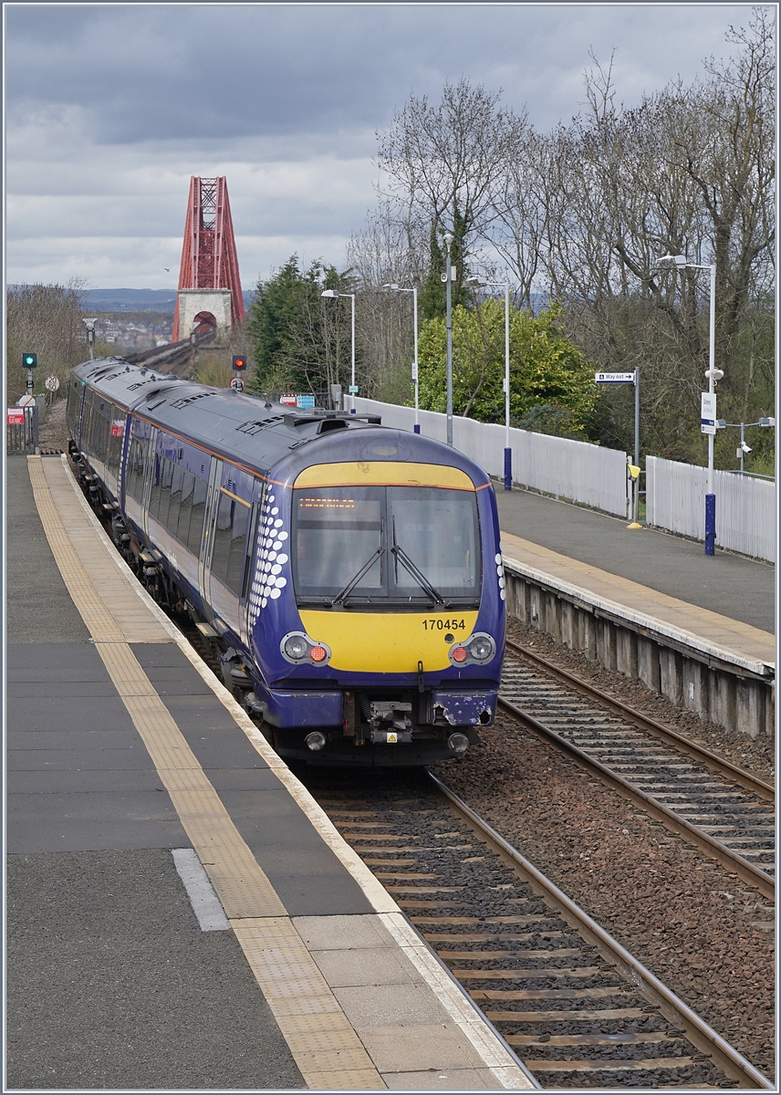 The ScotRail 170 454 in Dalmey, in the Background the Forth Bridge. 
23.05.2018