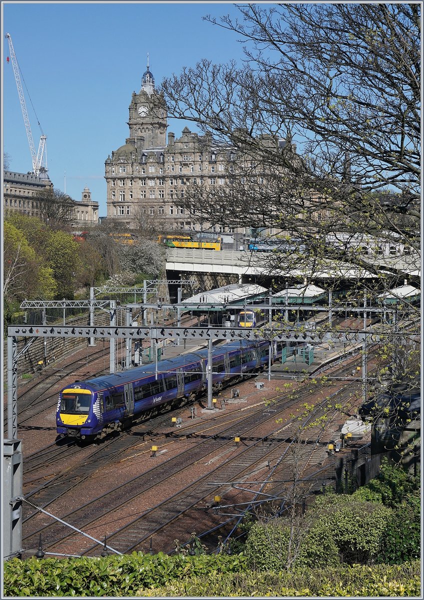 The Scotrail 170 471 (Class 170) is arriving at Edinburgh Waverley.
21.04.2018
