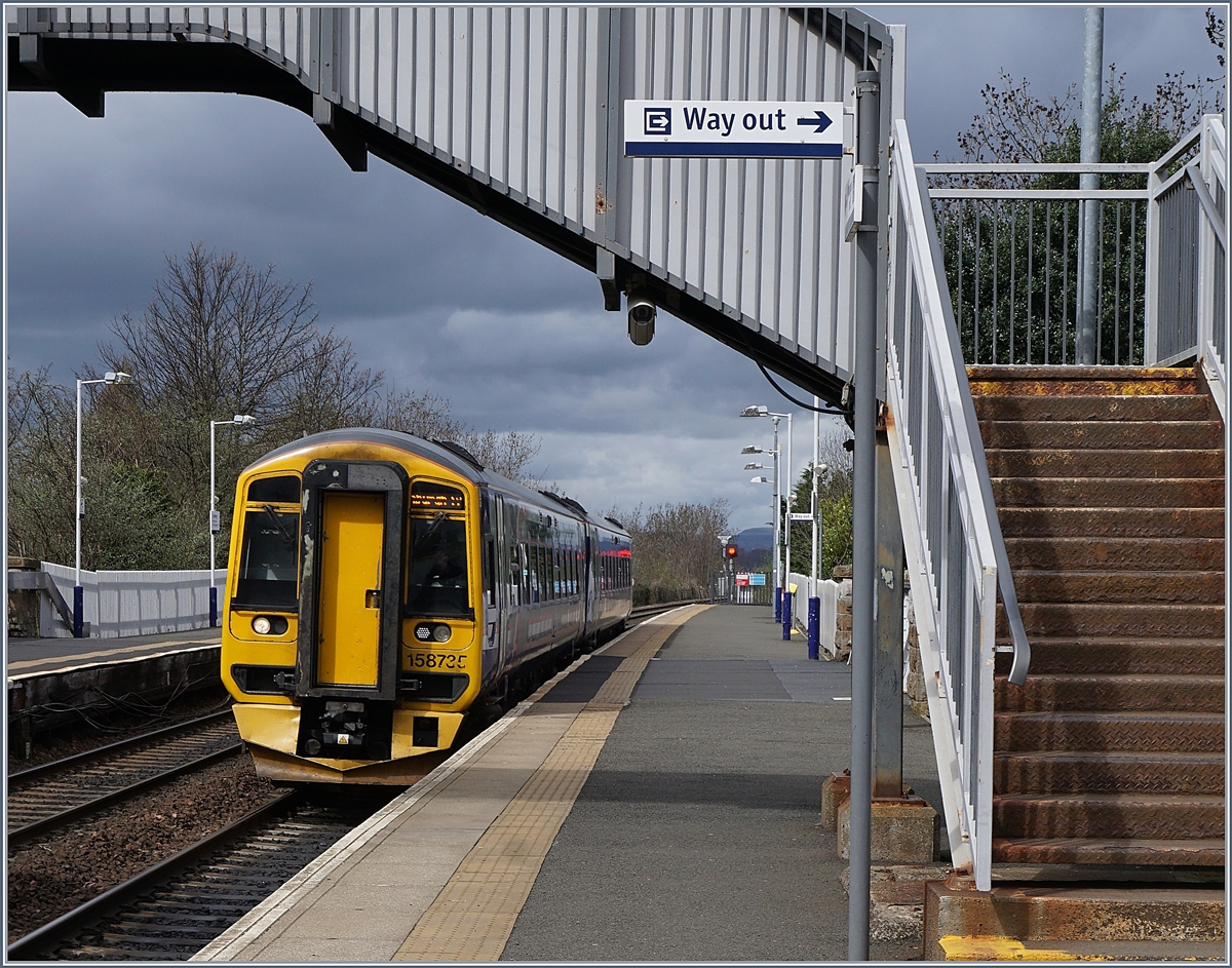 The ScotRail Class 158 (158 735) to Edinburgh is arriving at Dalmeny.
23.04.2018
