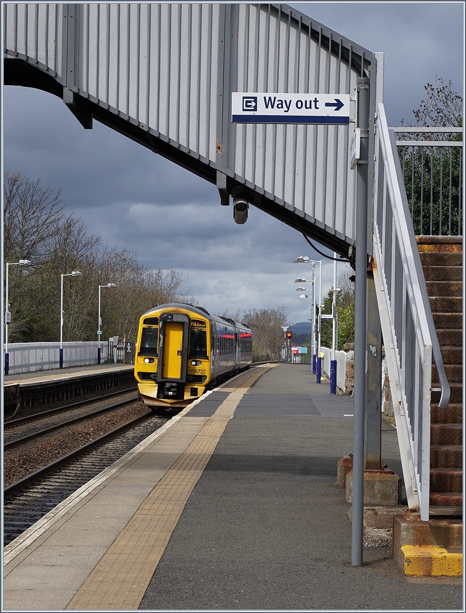 The ScotRail Class 158 (158 735) is arriving at Dalmeny.
23.04.2018