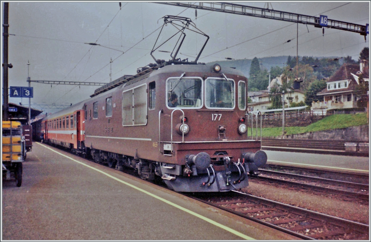 The SEZ Re 4/4 117 wiht the EC Vauban from Milano to Bruxelles in Spiez.

Analog pictures sept. 1992  