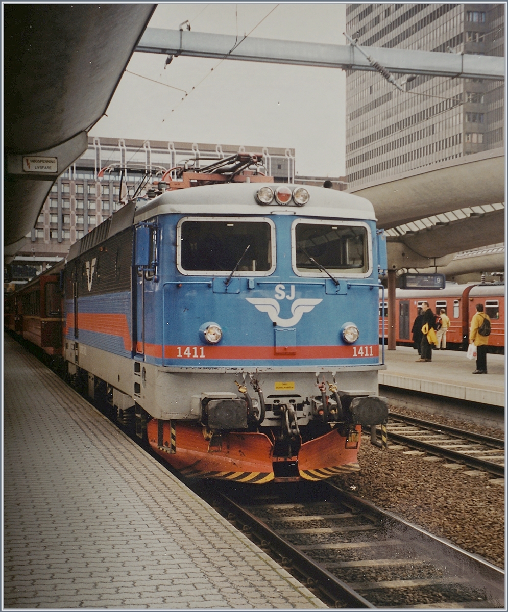 The SJ RC 1411 in Oslo Central.

Analog Picture avril 1999 