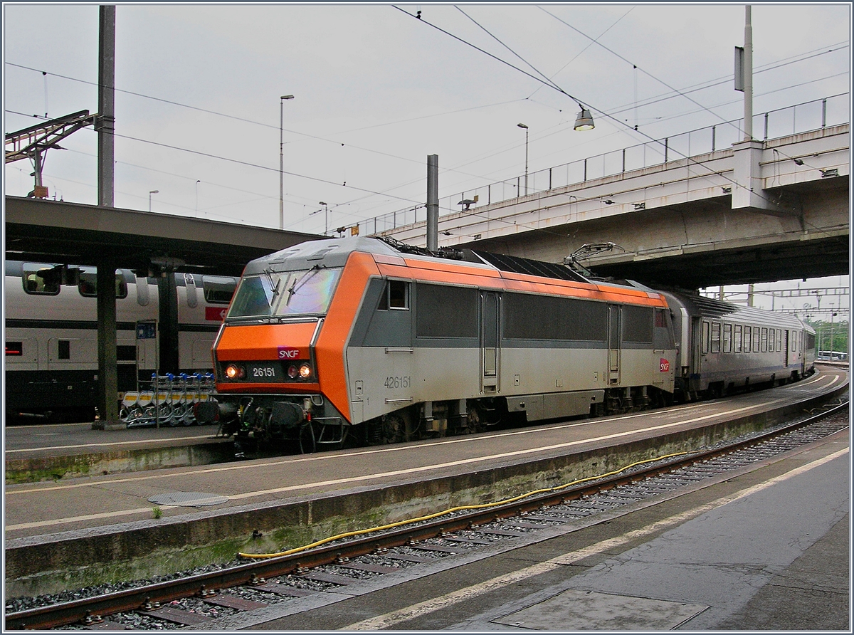 The SNCB BB 26151 (Sybic) is arriving wiht his TER 200 in the Basel SNCF Station.
22.06.2007