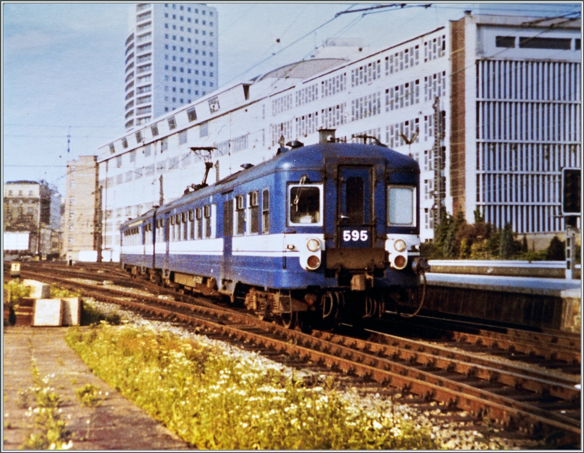 The SNCB NMBS AM70A N° 595 on the way to the Airport is arriving at Bruxelles Nord.

Analog picture / 06.1983 