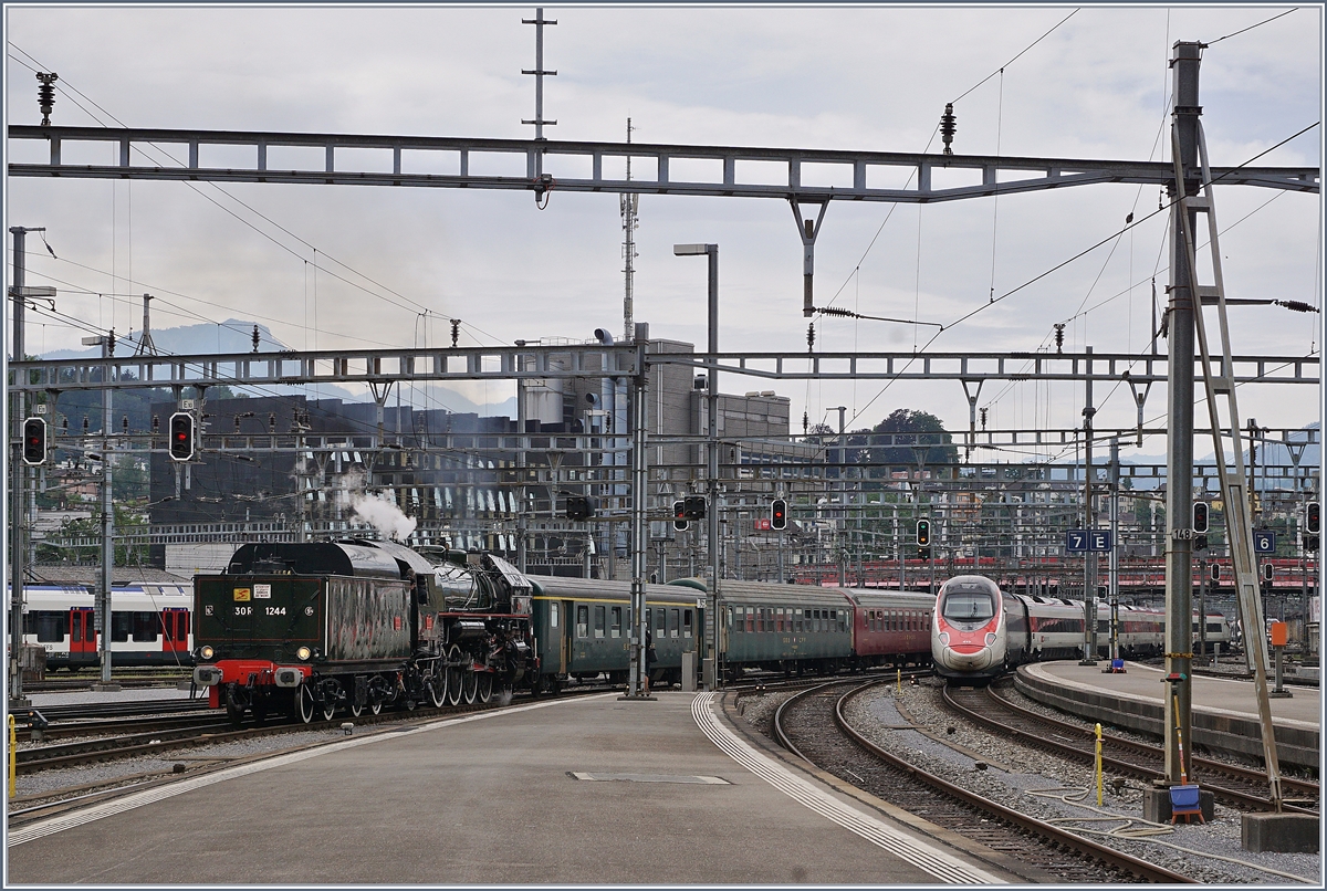 The SNCF  141 R 1244 is going and the SBB ETR 610 (from Frankfurt to Milano) is comming.

Luzern. the 24.06.2018